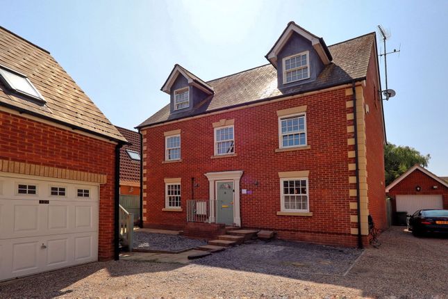 Mayland Quay, Chelmsford CM3 6 bed detached house for sale