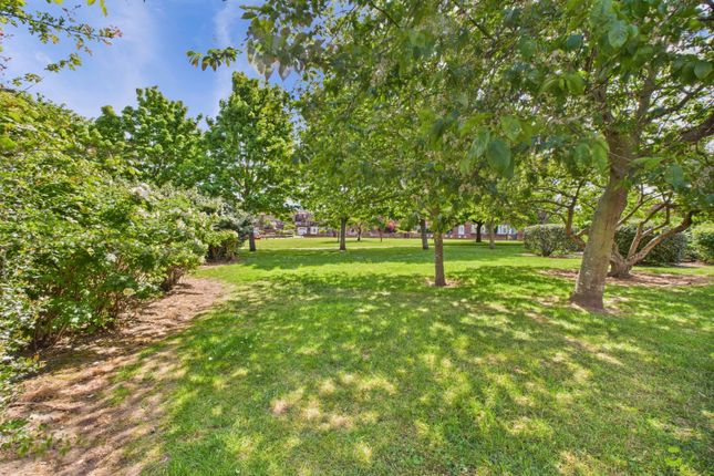 Burns Close, Erith, Kent, DA8 4 bed end of terrace house for sale