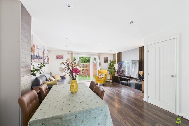Darwin Avenue, Dartford, Kent, DA1 3 bed semi