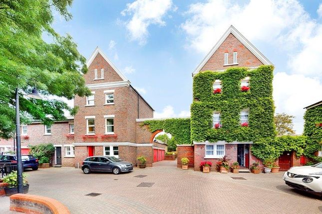 Lockesfield Place, London E14 2 bed townhouse for sale