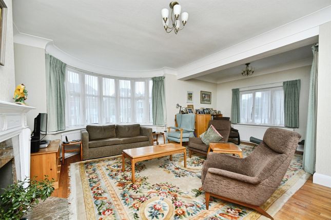 5 bed detached house