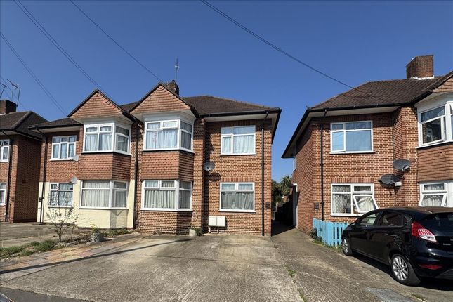 Amesbury Road, Hanworth, Middlesex, TW13 2 bed flat for sale