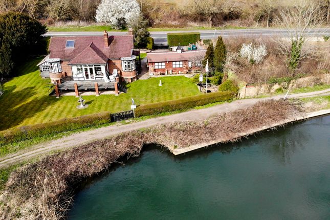 Chertsey Road, Shepperton TW17 3 bed detached house for sale