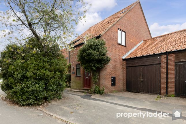 3 bedroom link detached house for sale