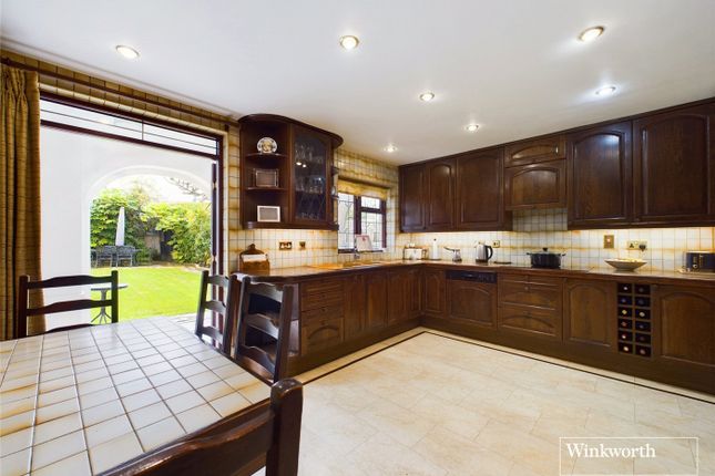 Salmon Street, London NW9 4 bed detached house for sale