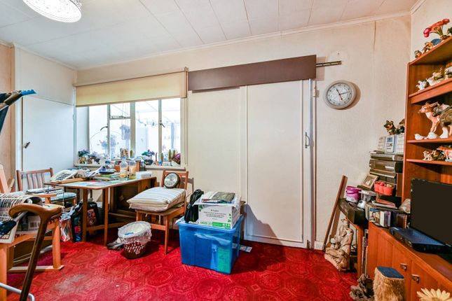 Lisbon Avenue, Twickenham, TW2 3 bed semi