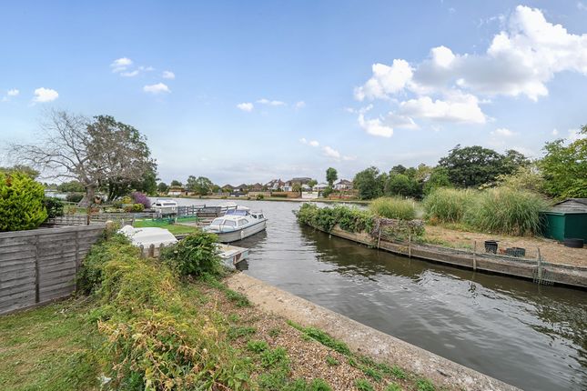 Lower Ash Estate, Shepperton, TW17 3 bed detached bungalow for sale