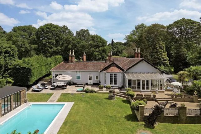 Hollybush Hill, Slough, SL2 5 bed detached bungalow for sale