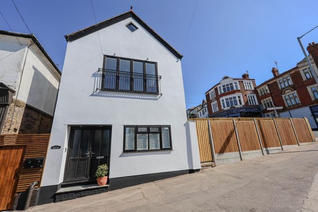 2 bedroom detached house for sale