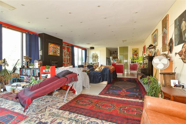 2 bedroom detached house for sale