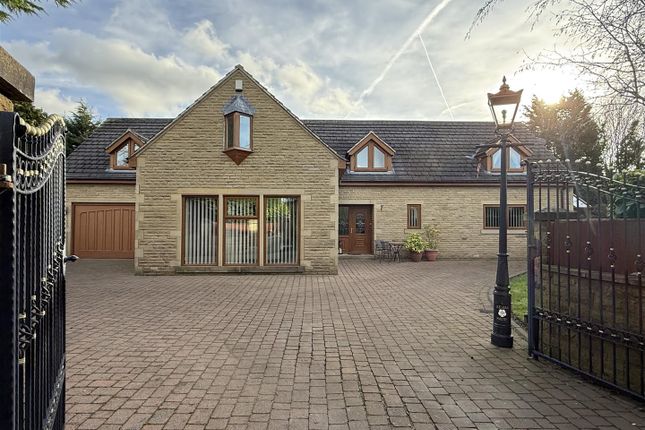 Stocks Bank Road, Mirfield WF14 5 bed detached house for sale
