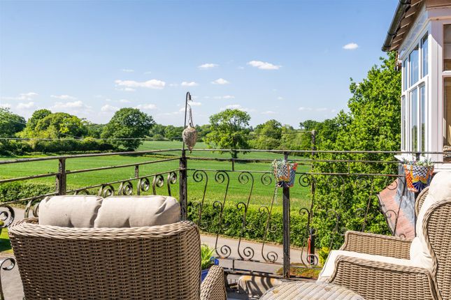 Glasshouse Lane, Lapworth, Solihull 3 bed apartment for sale