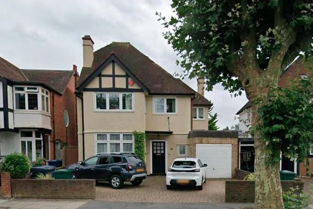 Lyndhurst Avenue, Mill Hill, NW7 5 bed detached house for sale