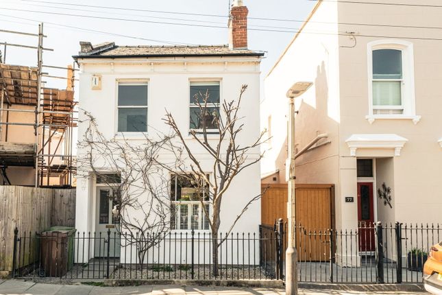 Moorend Crescent, Cheltenham GL53 2 bed detached house for sale