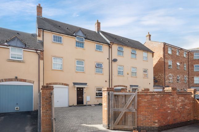 Aylesbury HP19 4 bed terraced house for sale