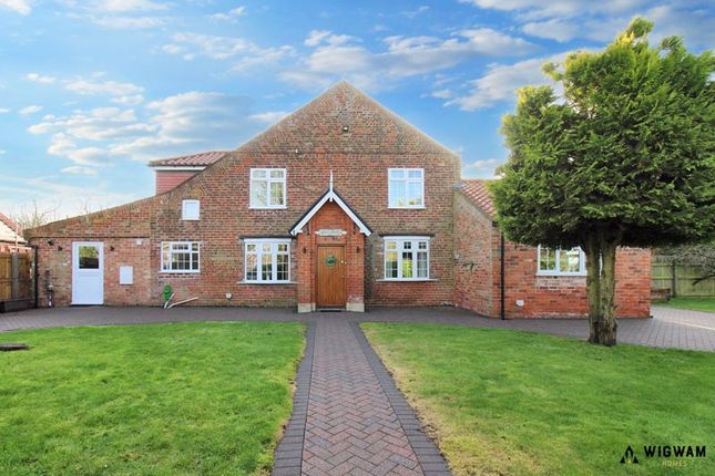 School Lane, Holmpton, HU19 2 bed semi