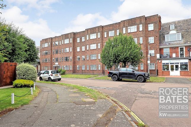 Hare Hall Lane, Romford, RM2 3 bed flat for sale