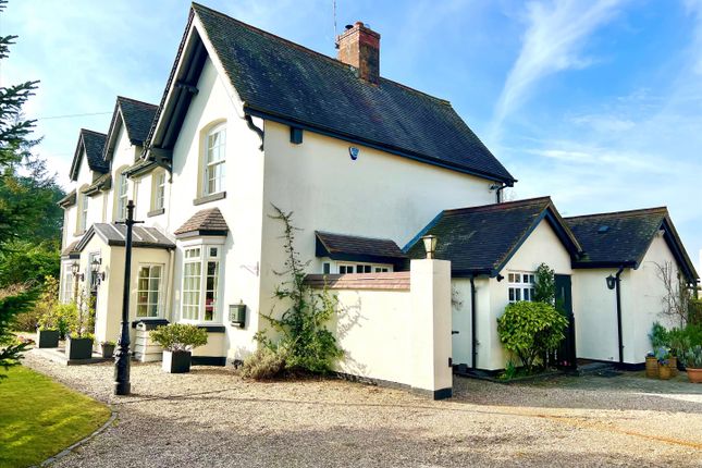Stratford Road, Hockley Heath... 4 bed village house for sale