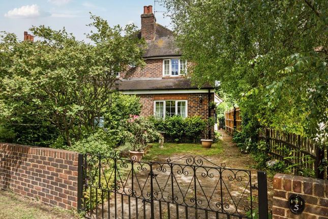 West End,  Surrey,  GU24 2 bed cottage for sale