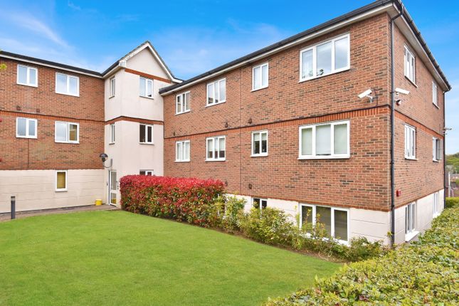 Treetop Close, Luton, Bedfordshire... 2 bed flat for sale