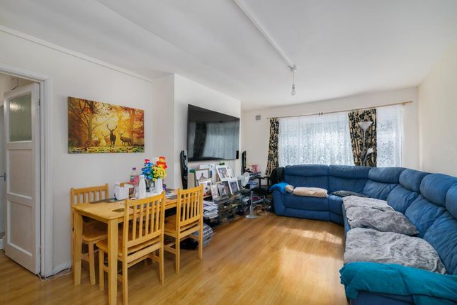 Pellatt Grove, London 3 bed flat for sale