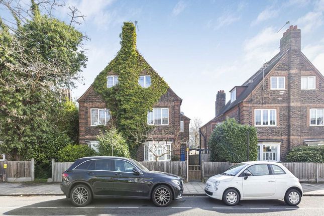 Valley Road, London SW16 3 bed flat for sale