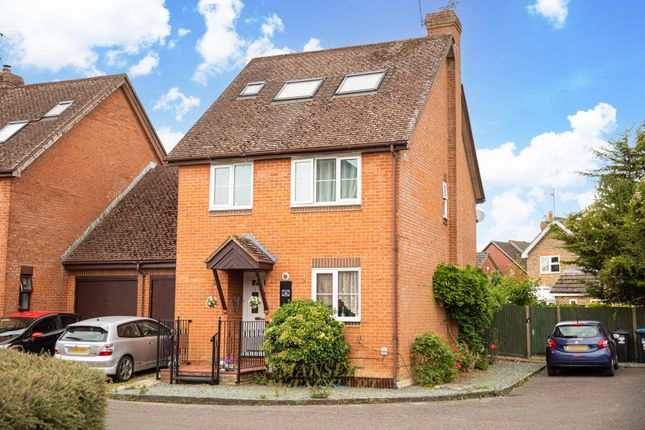 Clover Way, Horley RH6 5 bed detached house for sale