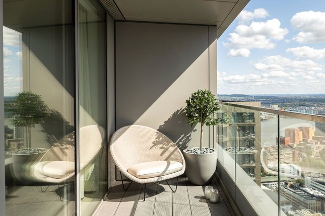 Park Drive, Canary Wharf, E14 2 bed apartment for sale
