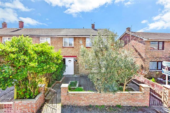 Oakshott Drive, Havant, Hampshire 3 bed end of terrace house for sale