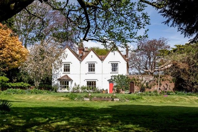 6 bedroom detached house for sale