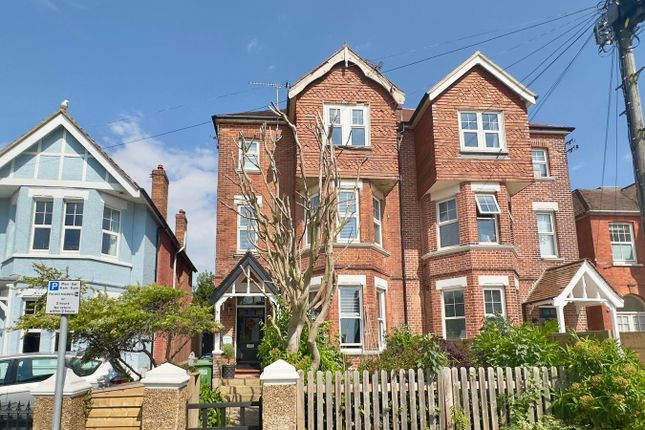 12 Clifford Road, Bexhill On Sea, TN40 2 bed apartment for sale