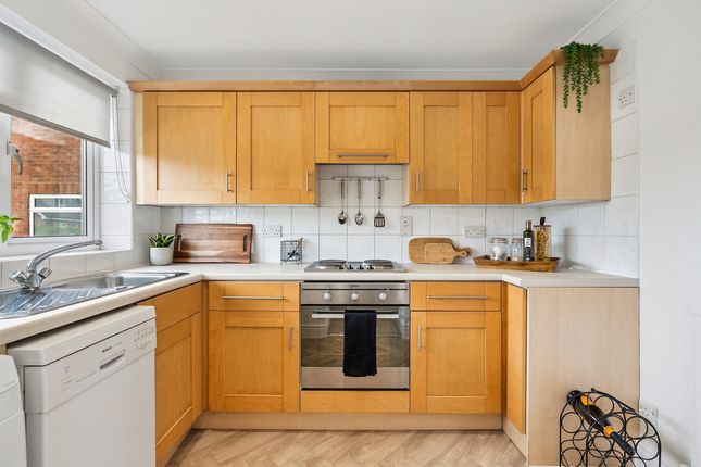 Junction Road, Ashford, TW15 2 bed flat for sale