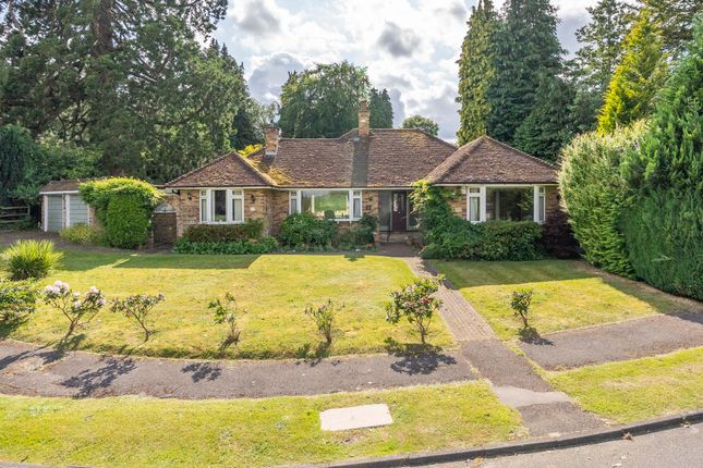 Broomfield Park, Westcott 3 bed detached bungalow