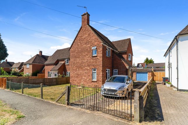 Hearnes Meadow, Seer Green... 3 bed semi