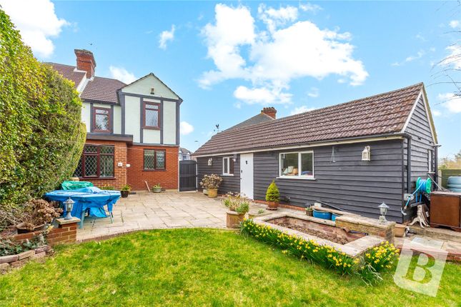 Highview Gardens, Upminster, RM14 3 bed semi