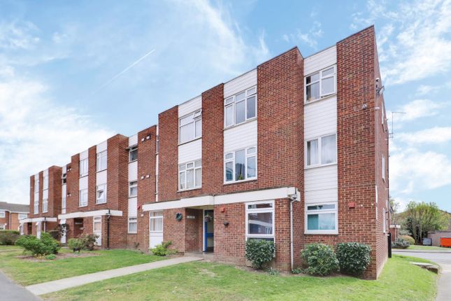 Gerard Gardens, Rainham RM13 2 bed flat for sale