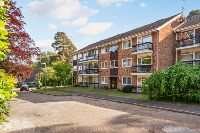 Hillbrook Gardens, Weybridge, KT13 2 bed apartment for sale