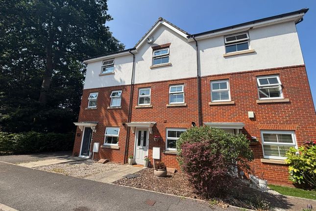 Haskins Drive, Farnborough GU14 4 bed townhouse for sale
