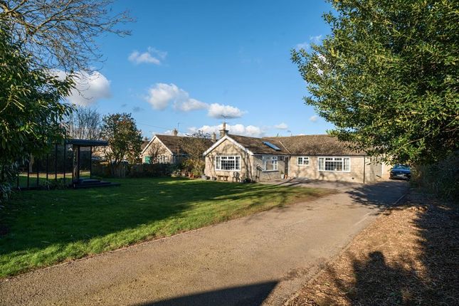 Carterton,  Oxfordshire,  OX18 3 bed detached bungalow for sale