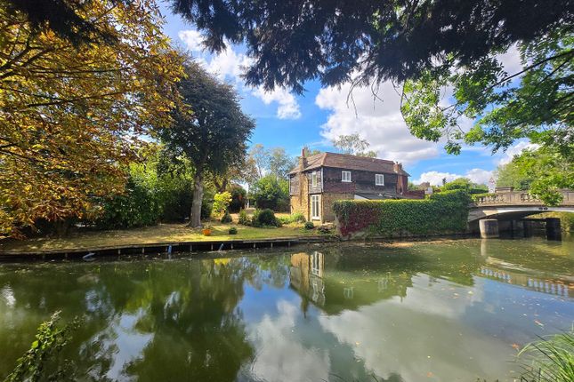 Riverside House, Roydon 3 bed detached house for sale