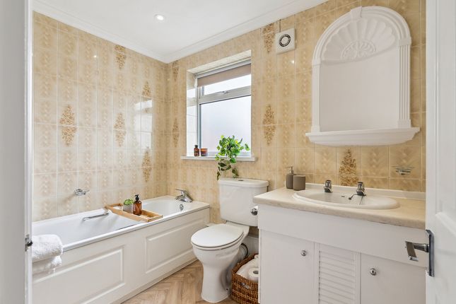 Junction Road, Ashford, TW15 2 bed flat for sale