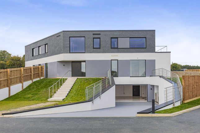 6 bedroom detached house for sale
