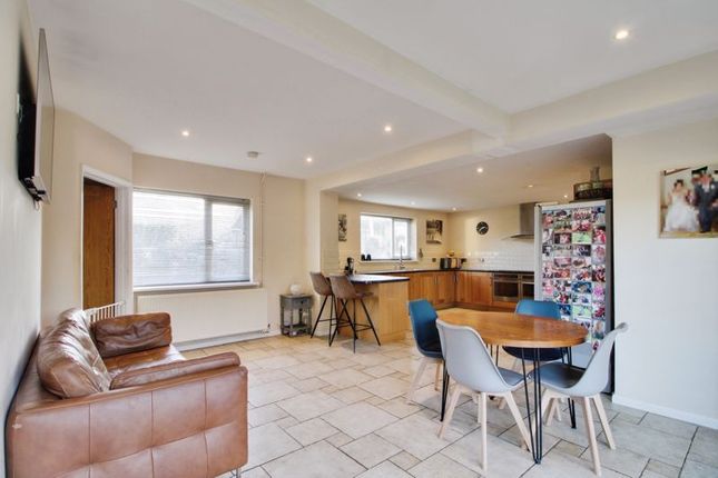 Beauchamp Close, St. Neots PE19 4 bed semi