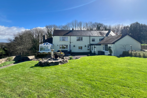 COUNTRY HOUSE 0.75 acres, Brockwells... 5 bed detached house for sale