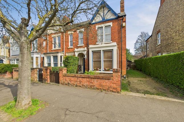 4 bedroom end of terrace house for sale