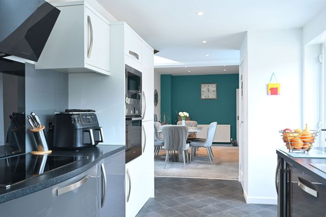 5 bedroom semi-detached house for sale