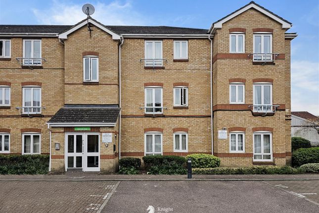 Dominion Close, Hounslow TW3 2 bed flat for sale