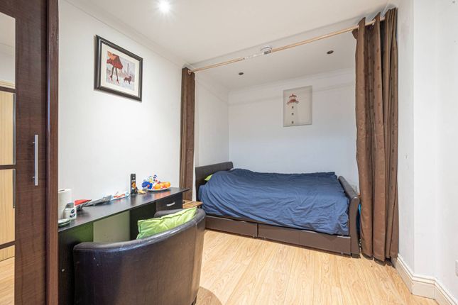 Tash Place, New Southgate, London, N11 5 bed terraced house for sale