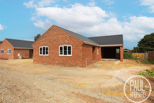 Beccles Road, Lowestoft, NR33 2 bed detached bungalow for sale