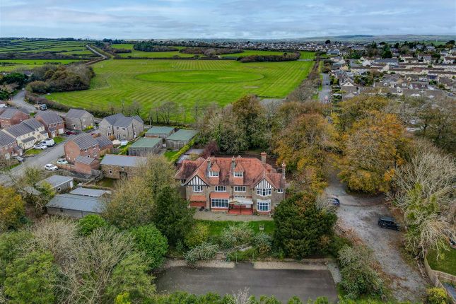 6 bed detached house